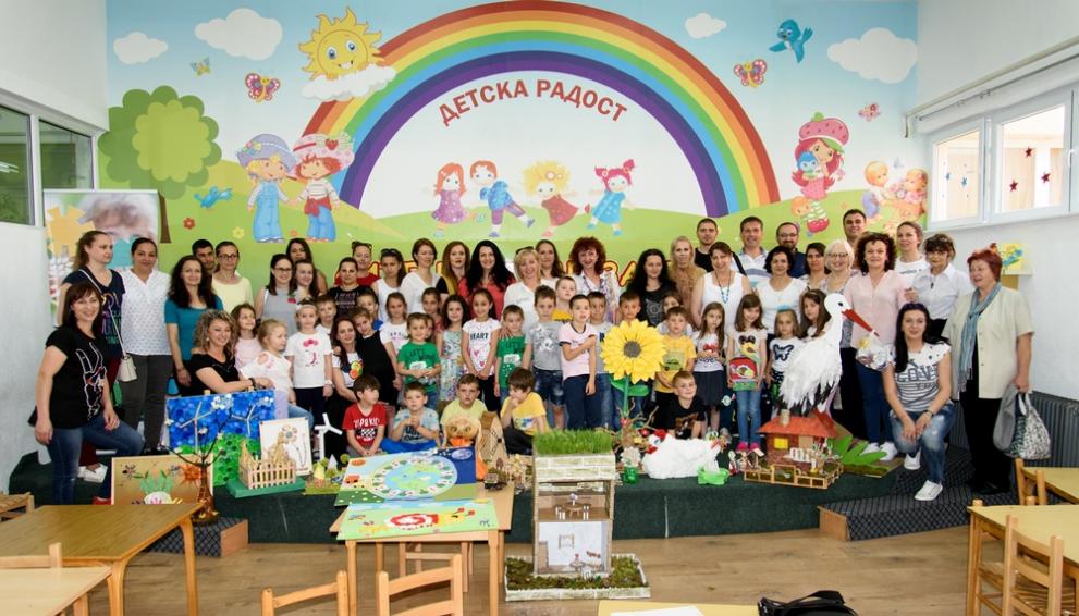 Деца, родители и учители от ДГ Първи юни в ДГ Детска радост в Струмица, Македония