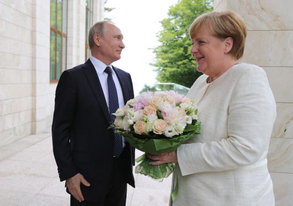  Путин посрещна Меркел в Сочи с рози 