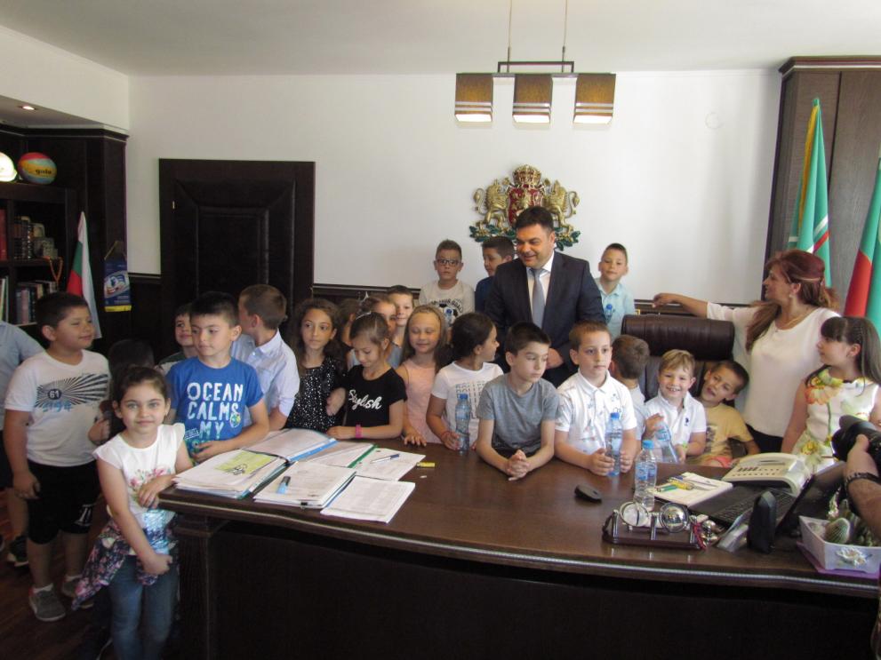 Димитровград, Първокласници гостуват при кмета