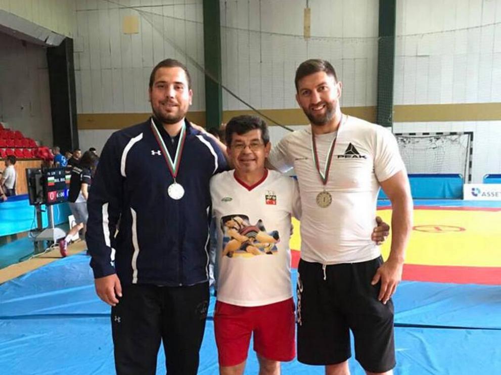 Валери Райчев със състезателите си Владислав Методиев и Михаил Павлов