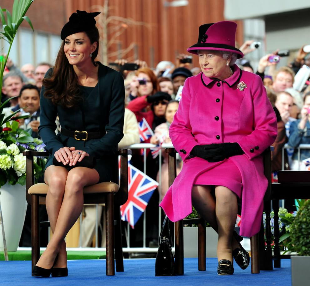  Първият формален взаимен ангажимент с кралицата на херцогинята на Кеймбридж Катрин, 8 март, 2012 година 