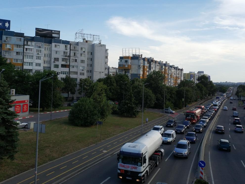 Над 150 тежкотоварни и леки автомобили се включиха в протестното шествие днес в Бургас.