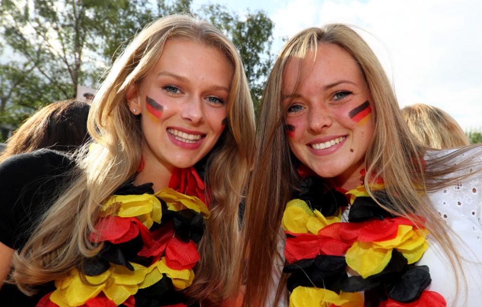  Красиви и усмихнати нежните последователки на Световното състезание по футбол 