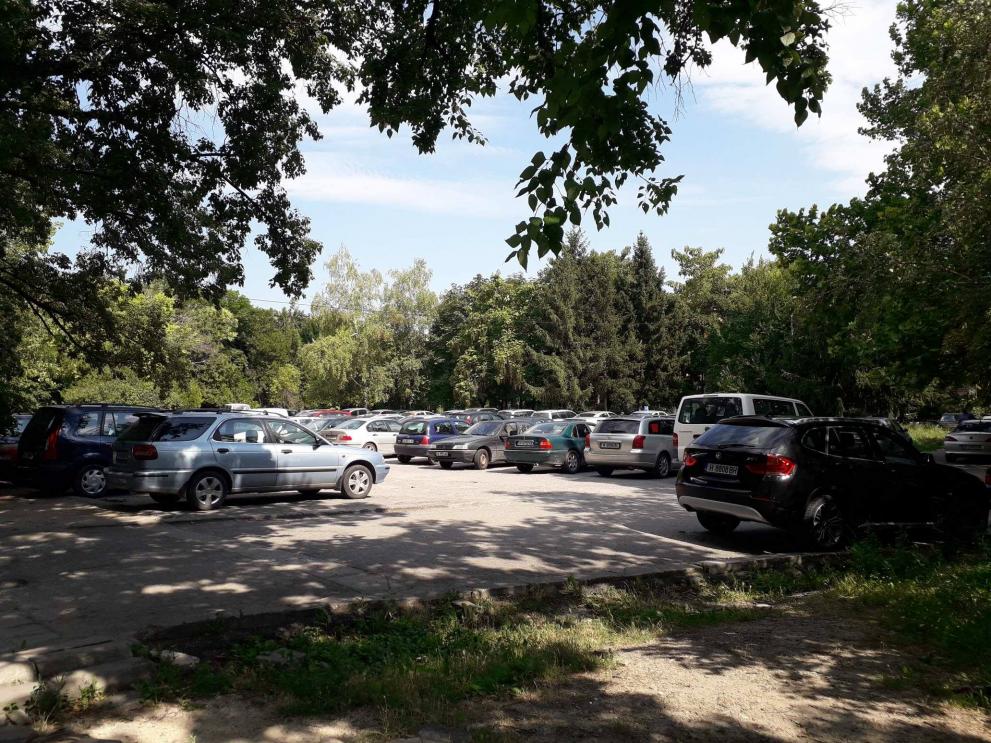 Паркингът до Регионалната библиотека