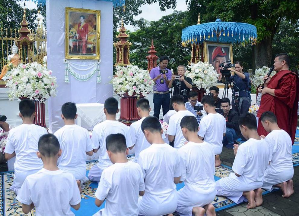  Спасените от пещерата тайландски момчета стават монаси за 9 дни 