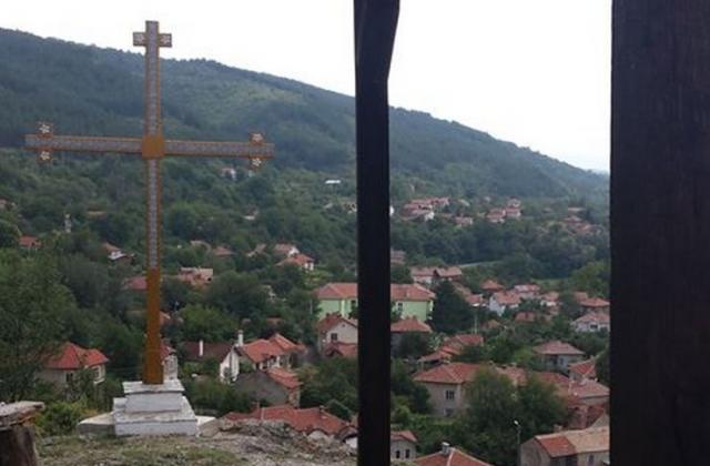Триметров кръст в село Раждавица