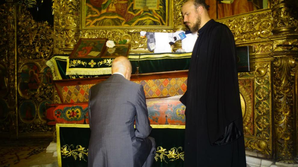  Симеон Сакскобургготски се поклони пред гроба на татко си 