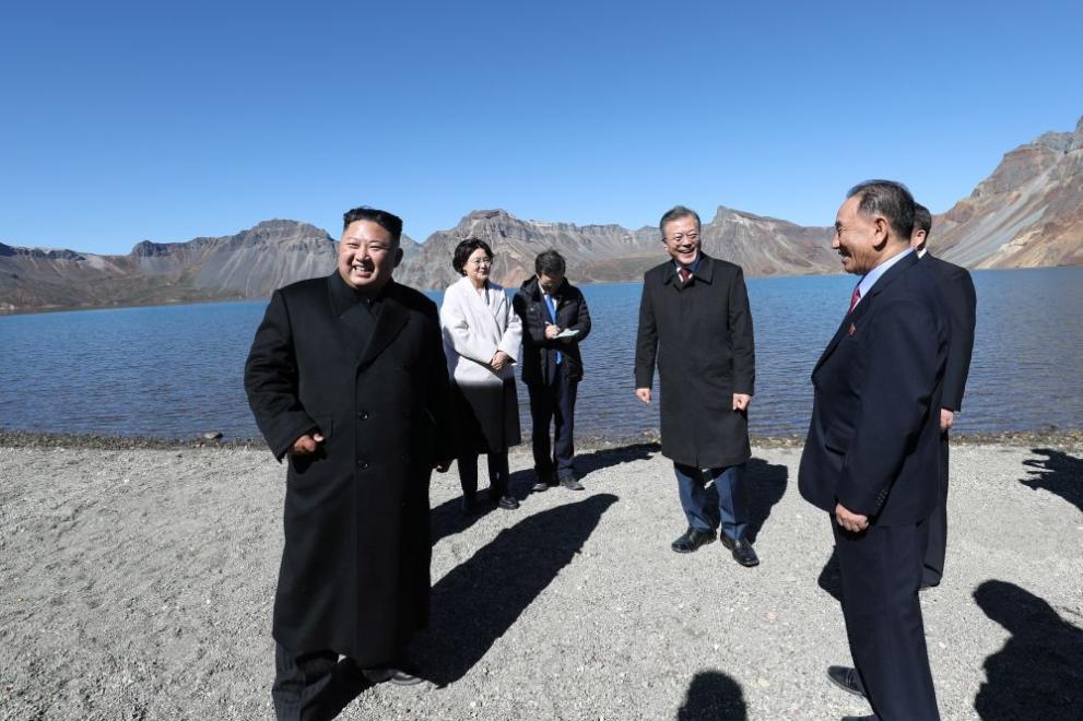  Севернокорейският водач Ким Чен-ун и президентът на Южна Корея Мун Дже-ин 