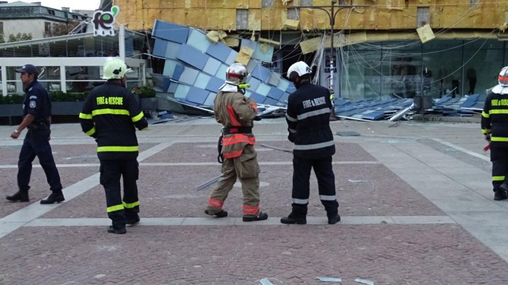  Вятърът събори фасадата на мол в Благоевград 