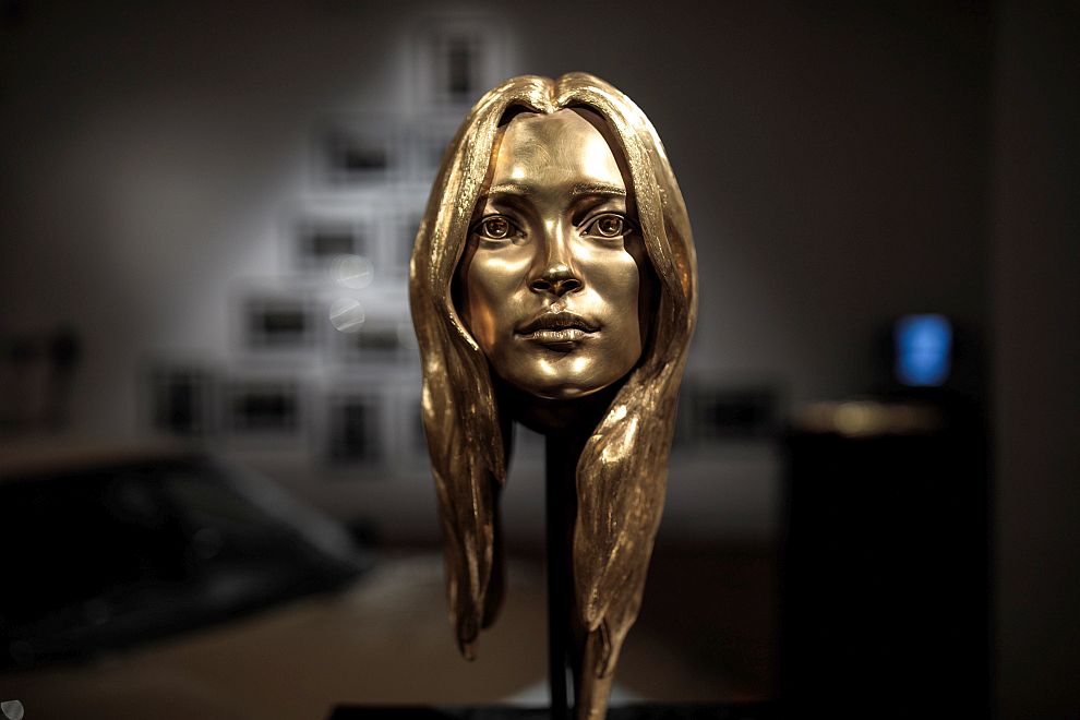  Изваяната от злато глава на Кейт Мос беше продадена на търг за 486 000 $ 