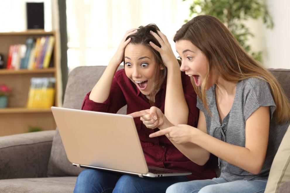 жени щастливи радост лотария компютър