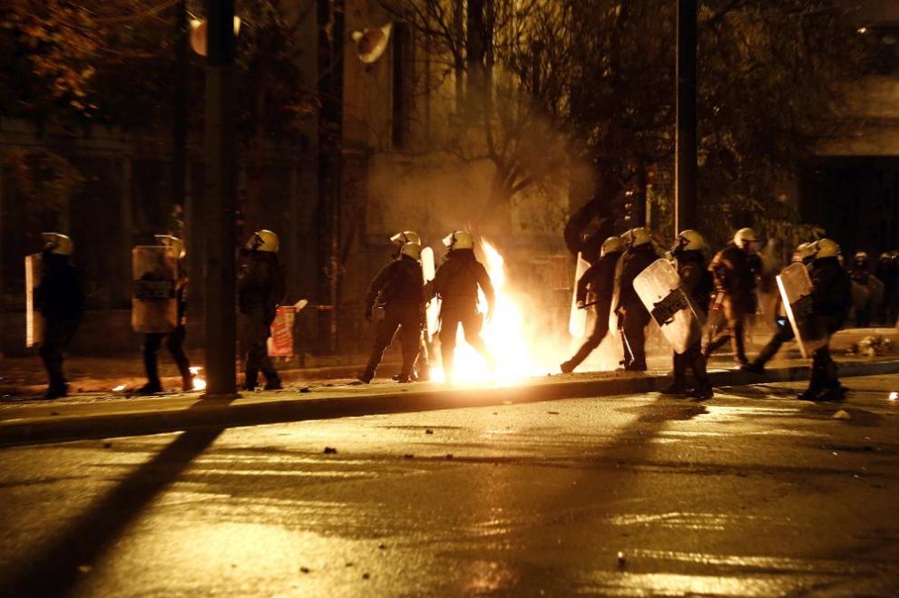  В Атина анархисти хвърляха коктейли Молотов по полицията 