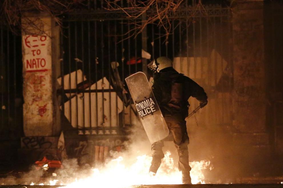  В Атина анархисти хвърляха коктейли Молотов по полицията 