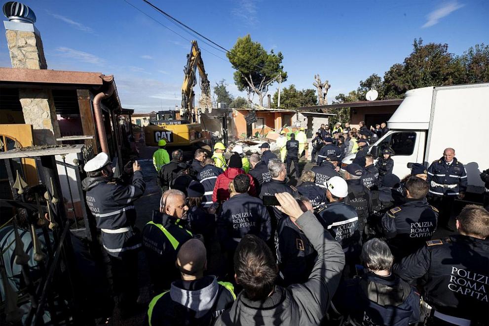  Италианската полиция стартира разрушаването на осем вили 