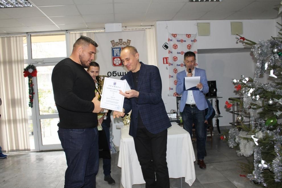 Кметът Петър Паунов награждава Спортист №1 на Кюстендил 2018 Милослав Методиев