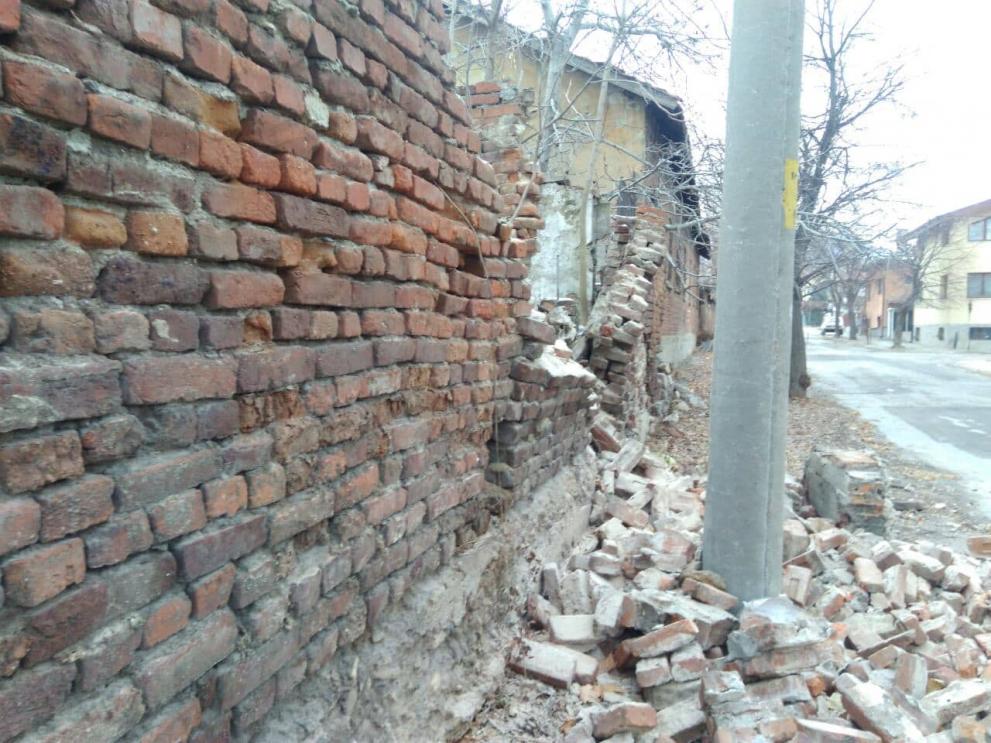  Падна част от стената от някогашния КЕЧ в Дупница 