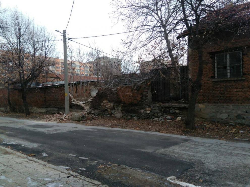  Падна част от стената от някогашния КЕЧ в Дупница 