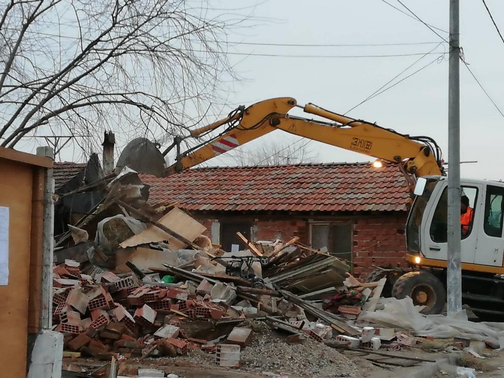 Събарят къщи във Войводиново