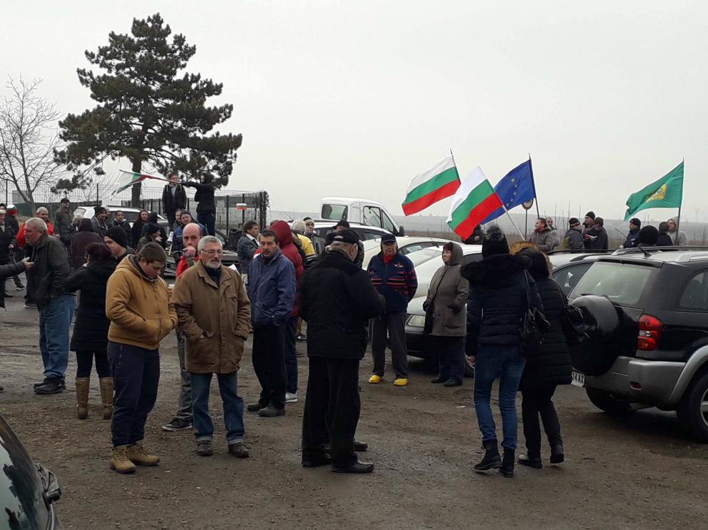  Близо 150 души показаха недоволството си, като за няколко минути стопираха придвижването по пътя за Варна с хоро. 