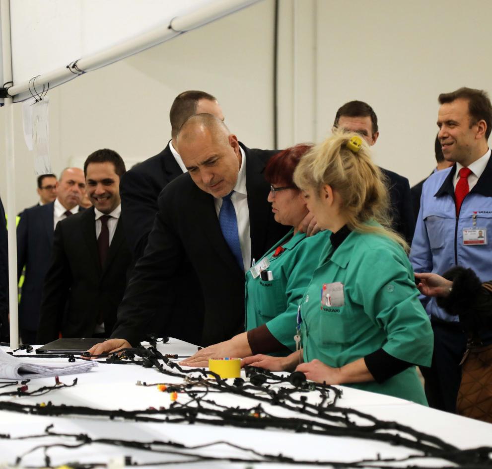  Премиерът посети завода за автомобилни кабели 