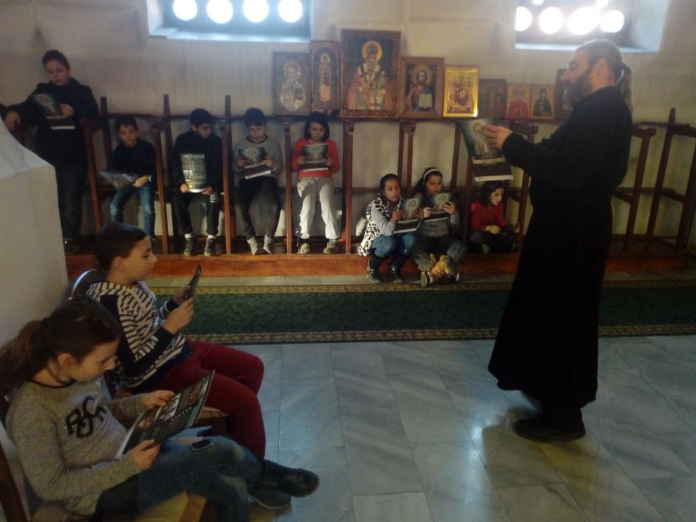 Отец Павел учи децата на православие