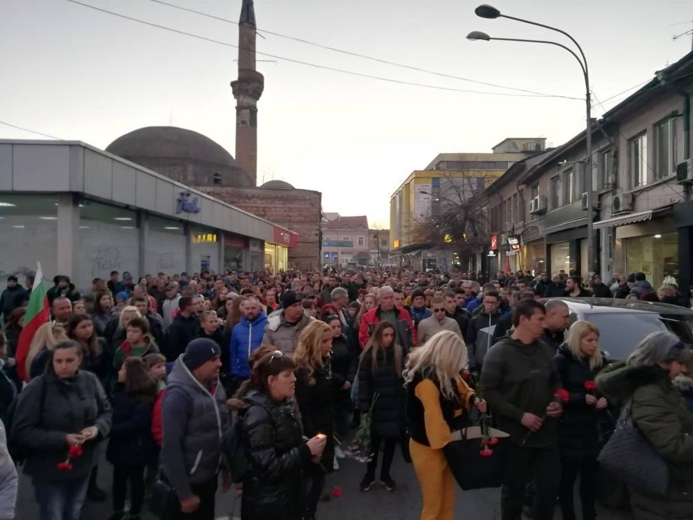 Над 1 000 кюстендилци на бдение и мълчаливо шествие в памет на убития Валери Дъбов