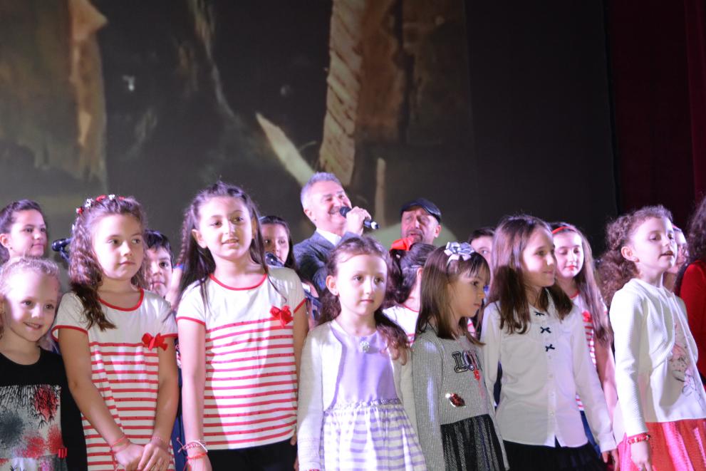 Кметът Златко Живков пя с детски хор.