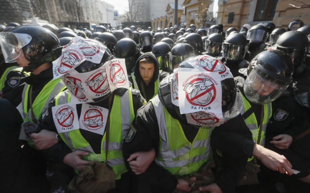 Трима украински полицаи са ранени при сблъсък с демонстранти в Киев