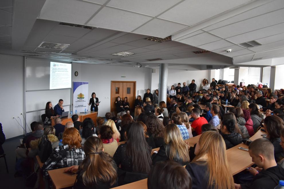 Министър Ваня Колева се срещна с бургаските младежи