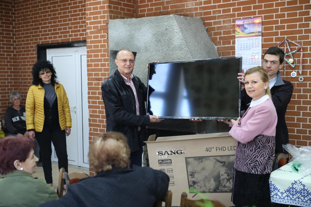 Народните представители от ГЕРБ предоставиха телевизор на пенсионерския клуб в Червена вода