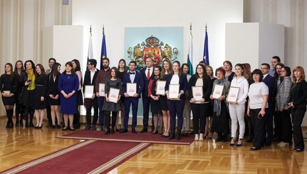  президентът Румен Радев, който награди спечелилите в състезанието за млади преподаватели 