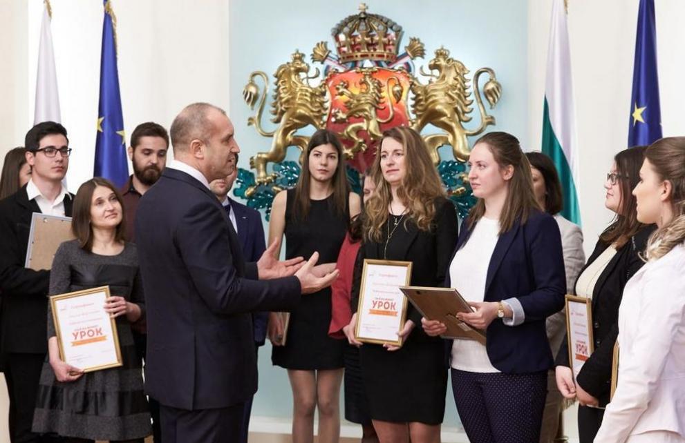  президентът Румен Радев, който награди спечелилите в състезанието за млади преподаватели 