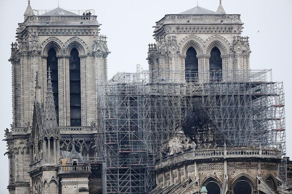  Пожар унищожи огромна част от парижката катедрала Нотр Дам 