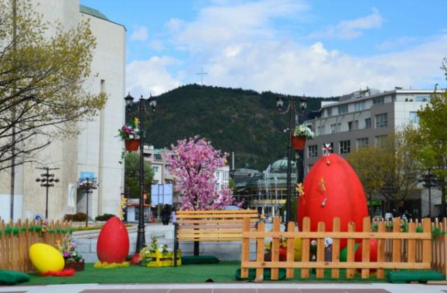 Цветни великденски инсталации радват жители и гости на Благоевград