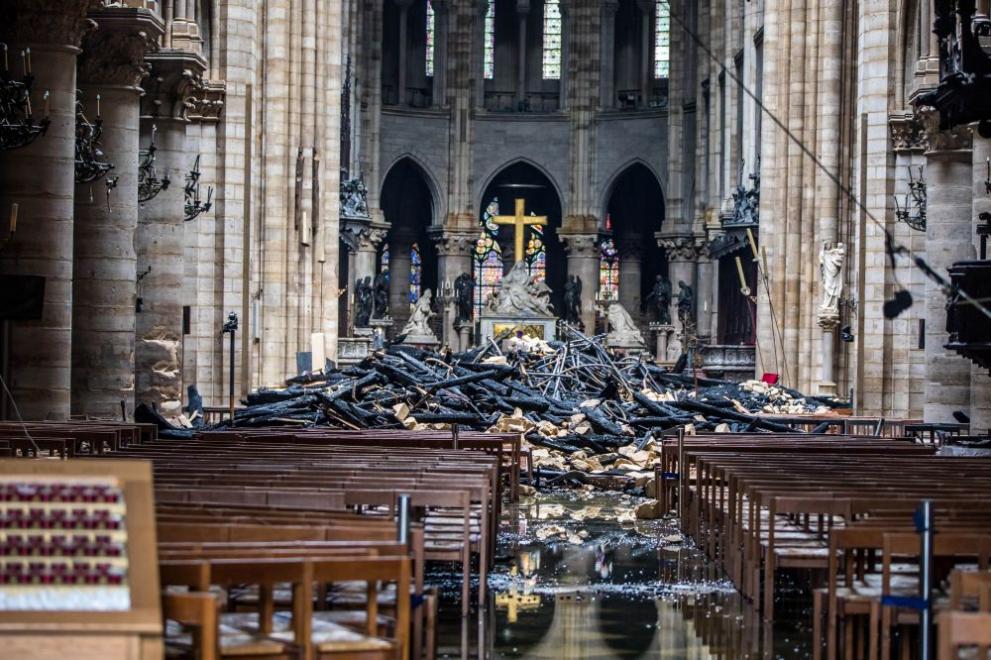Снимки на катедралата отвътре след опустошителния пожар