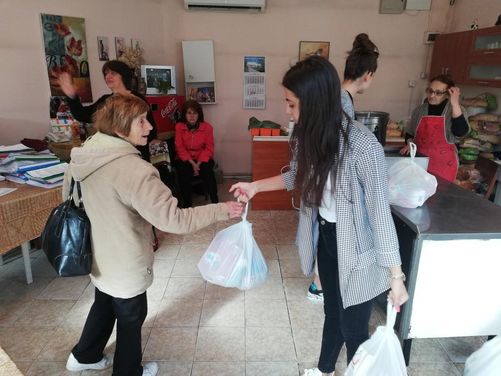 Кюстендилци получиха хранителни продукти от кампанията Великден за всеки– дари празник на баба и дядо
