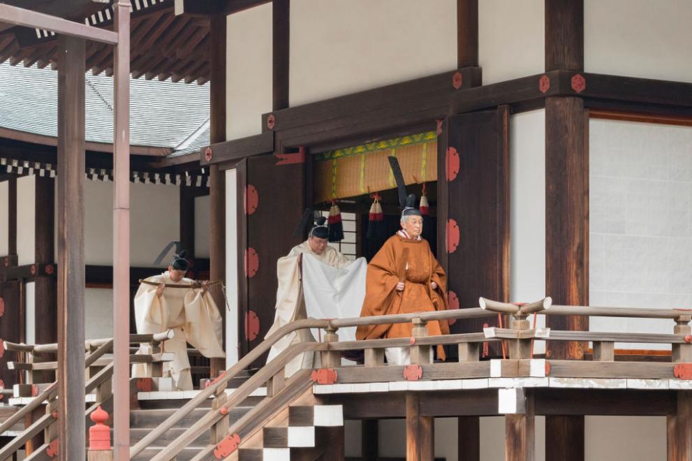 Японският император Акихито извърши в шинтоистки храм ритуалите, свързани с абдикацията си