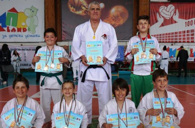 Малките каратеки от Сандански с куп медали от национален турнир
