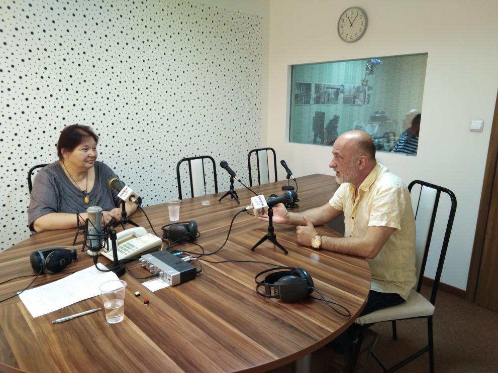 Председателят на БСК - Добрич Николай Радев и директорът на ПГТС Марияна Дражева в студиото на Дарик