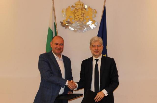 Кметът Георги Славов подписа договора с еко министъра Нено Димов