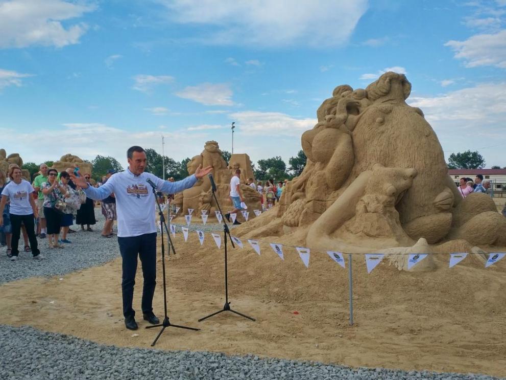 Кметът Димитър Николов откри Фестивала на пясъчните фигури.