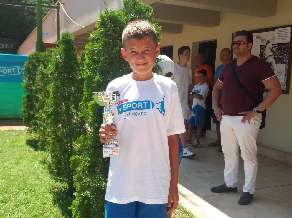 Тенис талантът от Кюстендил, Виктор Атанасов спечели турнир от веригата Kinder+ Sport