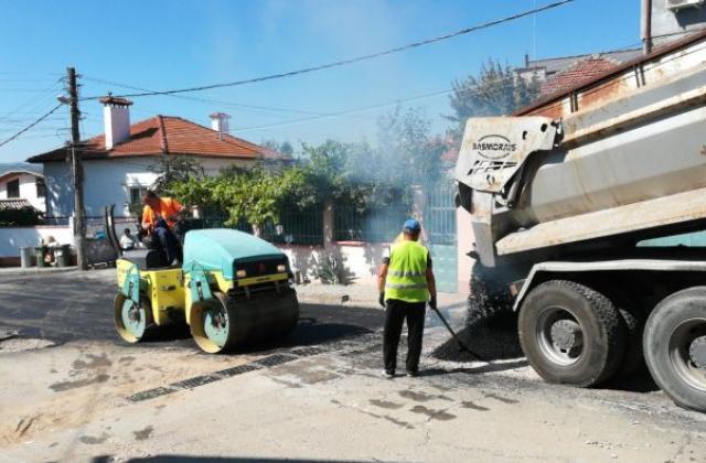 Започна асфалтирането на част от улица „Васил Левски“ в село Бело Поле