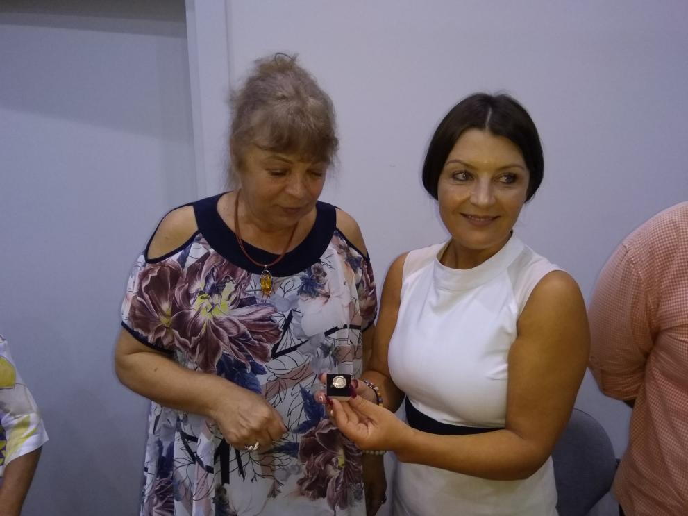 Доц. д-р Бони Петрунова и кметът на Каварна Нина Ставрева показват златния пръстен-печат