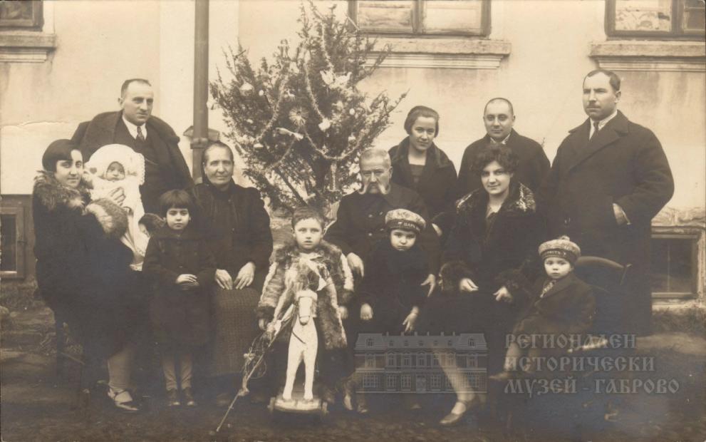 Пенчо Сватов (в средата) със съпругата си Елена (в ляво от него), семейството на сина му Стефан Сватов  (в ляво) и родственици пред къщата му в Габрово, 1909 г.