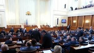 Държавата плаща за закони на частни компании