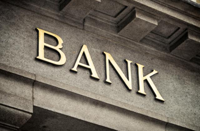 Пет от стоте най-големи банки работят и в България