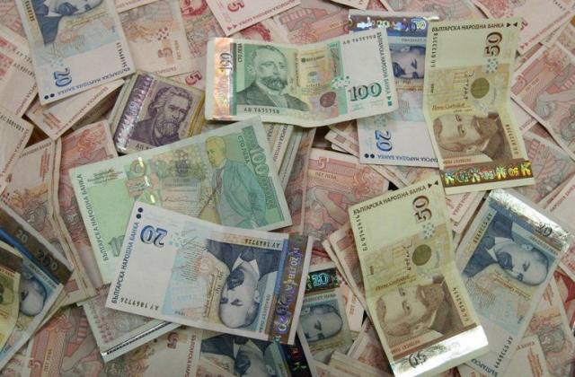 Парите бягат от България
