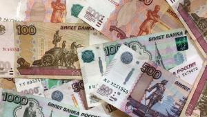 Руската рубла падна в ранната търговия днес до близо едногодишно