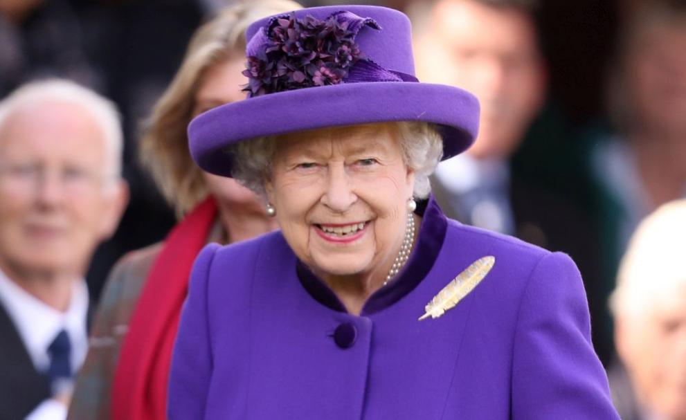 Кралица Елизабет II лично приготвила чай на работник в Бъкингамския дворец, a уникалният жест е разкрит в документалния филм „Тайните на кралския двор“